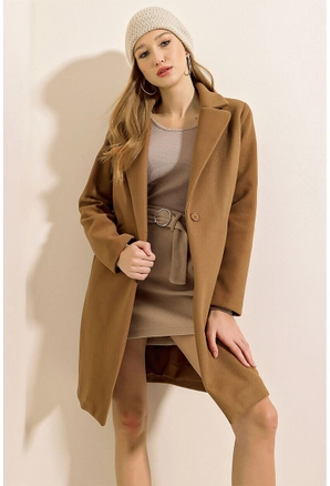 A model wears 31208 - Coat - Brown, wholesale undefined of Big Merter to display at Lonca