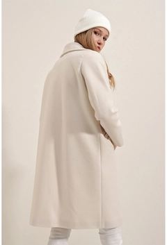 Una modella di abbigliamento all'ingrosso indossa 32958 - Coat - Ecru, vendita all'ingrosso turca di Cappotto di Bigdart