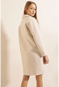Bir model, Bigdart toptan giyim markasının 32958 - Coat - Ecru toptan Kaban ürününü sergiliyor.