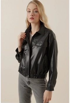 Una modella di abbigliamento all'ingrosso indossa 34797 - Jacket - Black, vendita all'ingrosso turca di Giacca di Bigdart