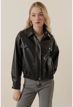 Una modella di abbigliamento all'ingrosso indossa 34797 - Jacket - Black, vendita all'ingrosso turca di Giacca di Bigdart