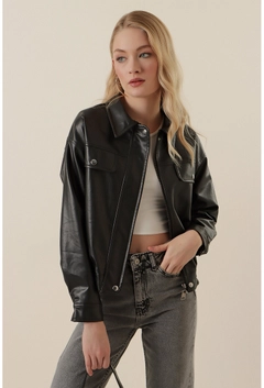 Bir model, Bigdart toptan giyim markasının 34797 - Jacket - Black toptan Ceket ürününü sergiliyor.