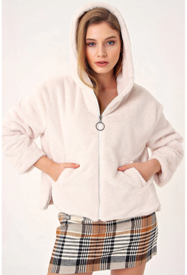 Ein Bekleidungsmodell aus dem Großhandel trägt 34824 - Coat - Ecru, türkischer Großhandel Mantel von Bigdart