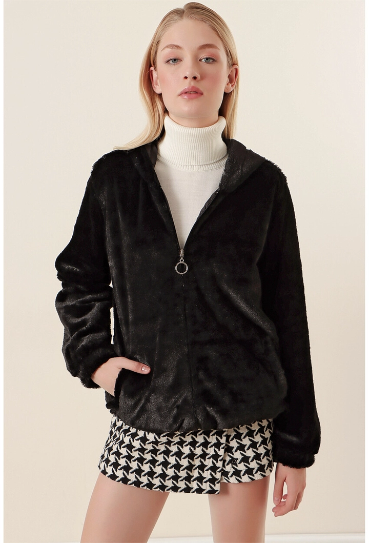 Una modelo de ropa al por mayor lleva 34825 - Coat - Black, Abrigo turco al por mayor de Bigdart