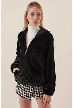 Ein Bekleidungsmodell aus dem Großhandel trägt 34825 - Coat - Black, türkischer Großhandel Mantel von Bigdart