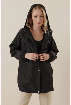 Una modella di abbigliamento all'ingrosso indossa 34829 - Coat - Black, vendita all'ingrosso turca di Cappotto di Bigdart