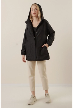 Bir model, Bigdart toptan giyim markasının 34829 - Coat - Black toptan Kaban ürününü sergiliyor.