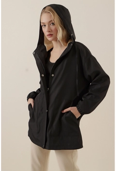 Una modella di abbigliamento all'ingrosso indossa 34829 - Coat - Black, vendita all'ingrosso turca di Cappotto di Bigdart