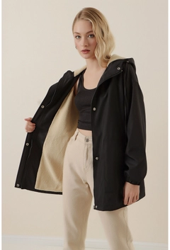 Una modelo de ropa al por mayor lleva 34829 - Coat - Black, Abrigo turco al por mayor de Bigdart