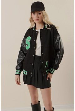 Een kledingmodel uit de groothandel draagt 34831 - Jacket - Black And Green, Turkse groothandel Jasje van Bigdart
