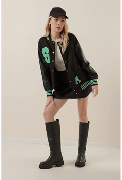 Ένα μοντέλο χονδρικής πώλησης ρούχων φοράει 34831 - Jacket - Black And Green, τούρκικο Μπουφάν χονδρικής πώλησης από Bigdart