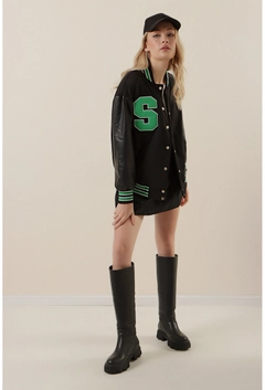 Bir model, Bigdart toptan giyim markasının 34831 - Jacket - Black And Green toptan Ceket ürününü sergiliyor.