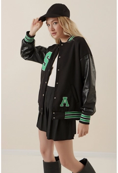 Bir model, Bigdart toptan giyim markasının 34831 - Jacket - Black And Green toptan Ceket ürününü sergiliyor.