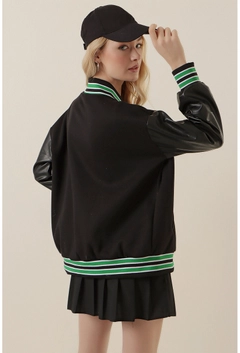 Ein Bekleidungsmodell aus dem Großhandel trägt 34831 - Jacket - Black And Green, türkischer Großhandel Jacke von Bigdart
