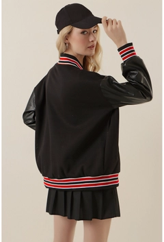 Bir model, Bigdart toptan giyim markasının 34832 - Jacket - Black And Red toptan Ceket ürününü sergiliyor.