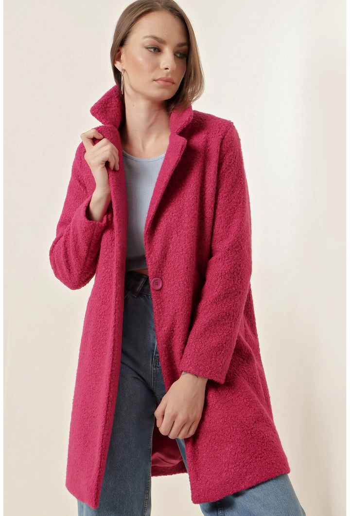 Una modella di abbigliamento all'ingrosso indossa 34837 - Coat - Fuchsia, vendita all'ingrosso turca di Cappotto di Bigdart