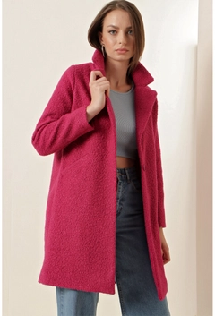 Ein Bekleidungsmodell aus dem Großhandel trägt 34837 - Coat - Fuchsia, türkischer Großhandel Mantel von Bigdart