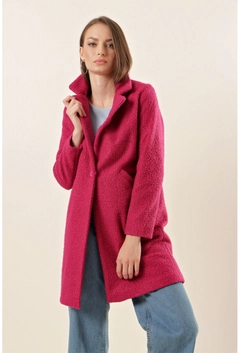 Una modelo de ropa al por mayor lleva 34837 - Coat - Fuchsia, Abrigo turco al por mayor de Bigdart