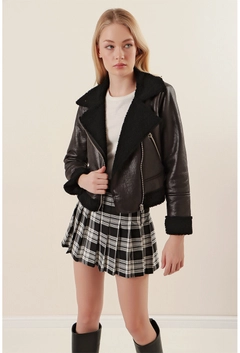 Bir model, Bigdart toptan giyim markasının 35520 - Jacket - Black toptan Ceket ürününü sergiliyor.