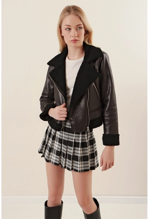 A model wears 35520 - Jacket - Black, wholesale undefined of Big Dart to display at Lonca