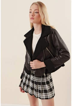Ein Bekleidungsmodell aus dem Großhandel trägt 35520 - Jacket - Black, türkischer Großhandel Jacke von Bigdart