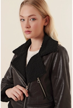 Bir model, Bigdart toptan giyim markasının 35520 - Jacket - Black toptan Ceket ürününü sergiliyor.