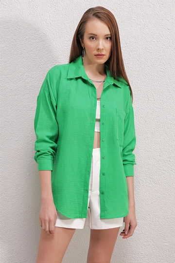 Bir model, Bigdart toptan giyim markasının  Gömlek - Yeşil
 toptan Gömlek ürününü sergiliyor.