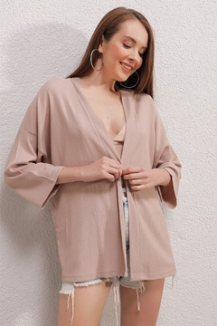 Una modelo de ropa al por mayor lleva BIG10139 - Kimono - Beige, Kimono turco al por mayor de Bigdart