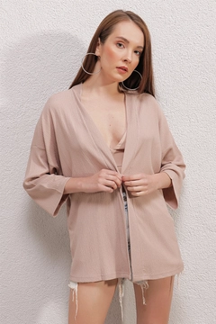 Bir model, Bigdart toptan giyim markasının BIG10139 - Kimono - Beige toptan Kimono ürününü sergiliyor.