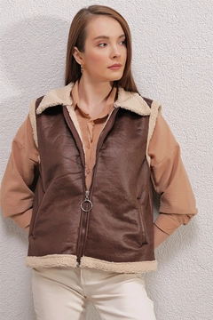 Una modella di abbigliamento all'ingrosso indossa BIG10146 - Vest - Brown, vendita all'ingrosso turca di Veste di Bigdart