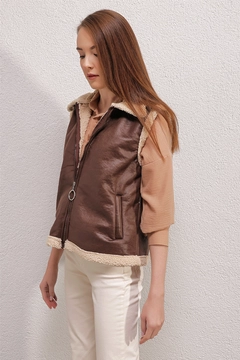 Ένα μοντέλο χονδρικής πώλησης ρούχων φοράει BIG10146 - Vest - Brown, τούρκικο Αμάνικο μπλουζάκι χονδρικής πώλησης από Bigdart