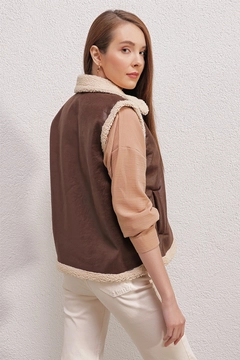 Una modelo de ropa al por mayor lleva BIG10146 - Vest - Brown, Chaleco turco al por mayor de Bigdart