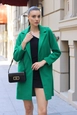 Una modella di abbigliamento all'ingrosso indossa big10162-kaşe-coat-green, vendita all'ingrosso turca di  di 