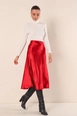 Un mannequin de vêtements en gros porte big10176-satin-skirt-claret-red,  en gros de  en provenance de Turquie