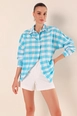 Ein Bekleidungsmodell aus dem Großhandel trägt big10186-oversize-long-basic-shirt-e.-blue, türkischer Großhandel  von 