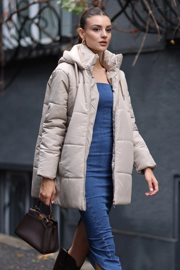 A wholesale clothing model wears  Hooded Oversize Puffer Jacket - Beige
, Turkish wholesale Coat of Bigdart