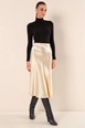Un mannequin de vêtements en gros porte big10191-satin-skirt-cream,  en gros de  en provenance de Turquie