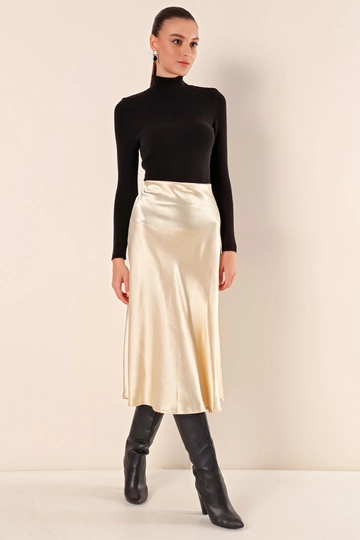 Ένα μοντέλο χονδρικής πώλησης ρούχων φοράει  Σατέν Φούστα - Κρέμα
, τούρκικο Φούστα χονδρικής πώλησης από Bigdart