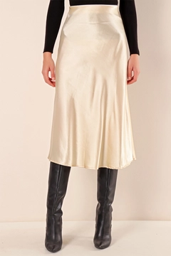 A wholesale clothing model wears big10191-satin-skirt-cream, Turkish wholesale Skirt of Bigdart