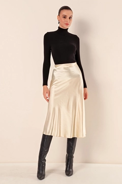A wholesale clothing model wears big10191-satin-skirt-cream, Turkish wholesale Skirt of Bigdart