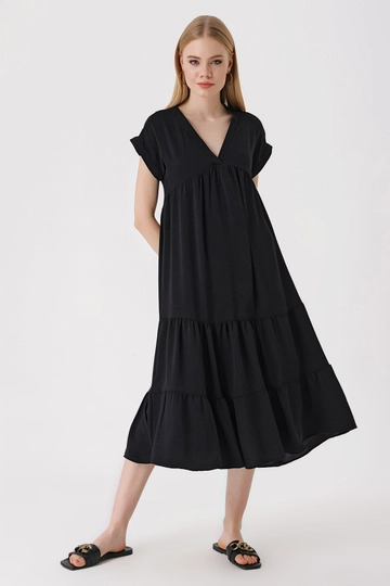Bir model, Bigdart toptan giyim markasının  V Yaka Volanlı Elbise - Siyah
 toptan Elbise ürününü sergiliyor.