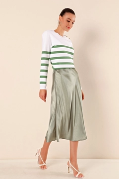 A wholesale clothing model wears big10210-satin-skirt-çağla, Turkish wholesale Skirt of Bigdart