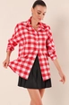 Una modelo de ropa al por mayor lleva big10264-oversize-long-basic-shirt-a.red,  turco al por mayor de 