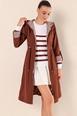 Una modelo de ropa al por mayor lleva big10271-gathered-waist-hooded-trench-coat-m.-brown,  turco al por mayor de 
