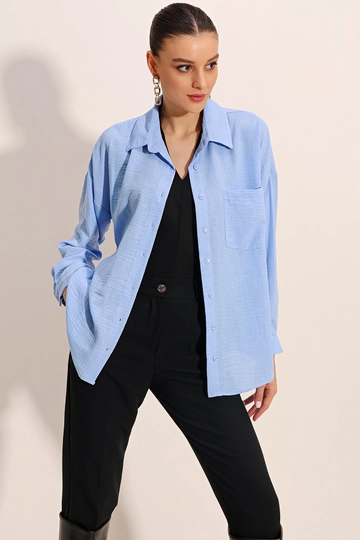 A wholesale clothing model wears  Single Pocket Oversize Shirt - Blue
, Turkish wholesale Shirt of Bigdart
