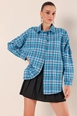 Een kledingmodel uit de groothandel draagt big10300-oversize-long-basic-shirt-c.blue, Turkse groothandel  van 