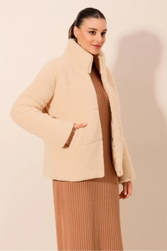 Una modelo de ropa al por mayor lleva big10326-plush-coat-cream, Abrigo turco al por mayor de Bigdart
