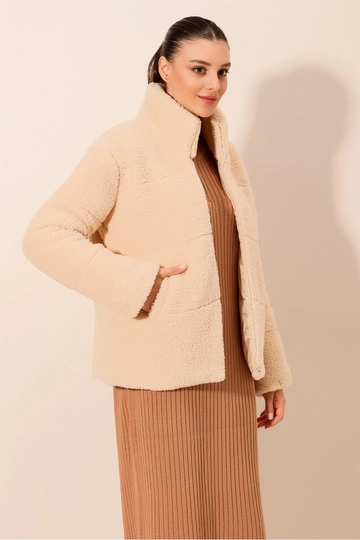 Ein Bekleidungsmodell aus dem Großhandel trägt  Plüschmantel – Creme
, türkischer Großhandel Mantel von Bigdart