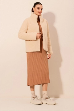 Una modelo de ropa al por mayor lleva big10326-plush-coat-cream, Abrigo turco al por mayor de Bigdart