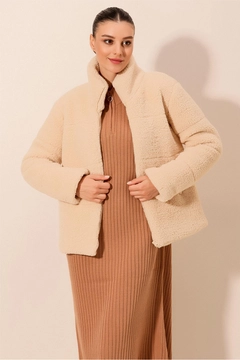 Un mannequin de vêtements en gros porte big10326-plush-coat-cream, Manteau en gros de Bigdart en provenance de Turquie